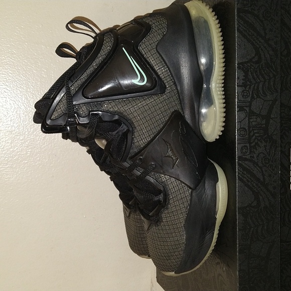 LeBron XIX Black Anthracite Sneakers (GS) 2021 - Picture 2 of 8